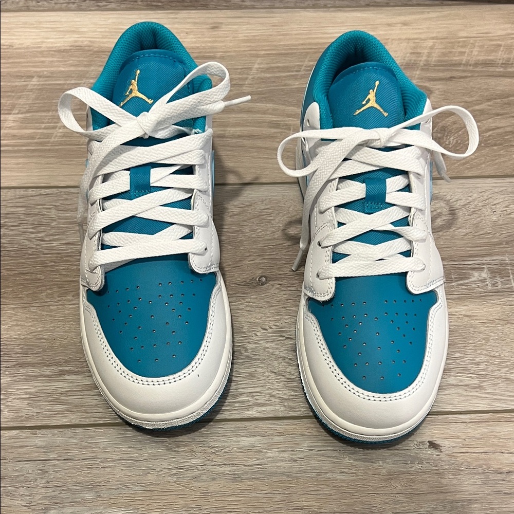 NWOT Nike Jordan 1 Low Aquatone (553560-174) Teal and White. Boys size 5Y - Picture 2 of 10